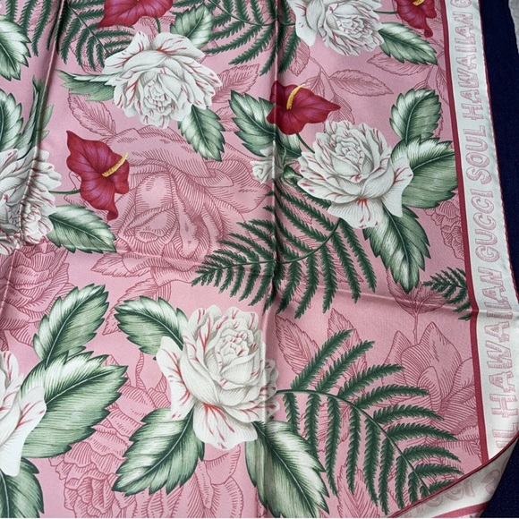 Gucci Hawaiian Dream Floral Logo Large 100% Silk Scarf 90 X 90 Cm NWT Box - Picture 4 of 9